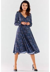 Awama - Zwiewna sukienka rozkloszowana z dekoltem V granatowa paisley. Okazja: na randkę, na co dzień. Kolor: niebieski. Wzór: paisley. Styl: casual, wizytowy #4