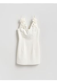 Reserved - Sukienka z kwiatową aplikacją - biały. Kolor: biały. Materiał: wiskoza, tkanina. Wzór: aplikacja, kwiaty #1