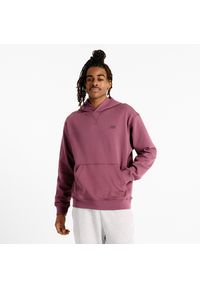 Bluza męska New Balance MT41534FDP – fioletowa. Typ kołnierza: kaptur. Kolor: fioletowy. Materiał: bawełna, prążkowany. Wzór: haft #1