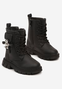 Born2be - Czarne Sznurowane Botki Workery na Płaskiej Podeszwie z Metaliczną Ozdobą Leanirith. Okazja: na imprezę, na uczelnię. Kolor: czarny. Materiał: jeans. Wzór: aplikacja. Styl: młodzieżowy, elegancki