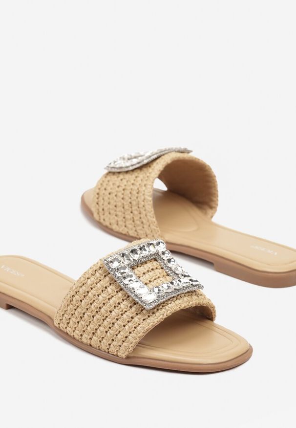 Born2be - Ciemnobeżowe Klapki Vices z Plecionką i Cyrkoniową Ozdobą Koviarea. Okazja: na co dzień. Kolor: beżowy. Materiał: materiał. Wzór: aplikacja. Sezon: lato. Styl: casual, elegancki, klasyczny