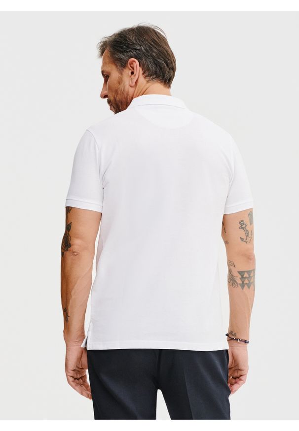 Pako Lorente - PAKO LORENTE – Gładki t-shirt polo w białym kolorze. Okazja: na co dzień. Typ kołnierza: polo. Kolor: biały, pomarańczowy. Materiał: bawełna. Wzór: gładki. Styl: casual