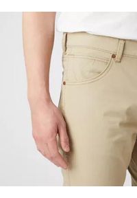 Wrangler - SPODNIE MĘSKIE WRANGLER GREENSBORO TWILL SAND W15QKAC07 #5