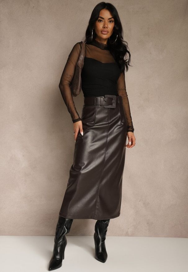 Renee - Brązowa Ołówkowa Spódnica z Imitacji Skóry z Paskiem z Wyrazistą Klamrą Rewedana. Kolor: brązowy. Materiał: skóra. Długość: krótkie. Styl: elegancki