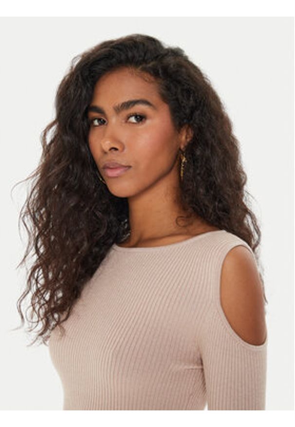 Guess Sukienka dzianinowa Emely W4YK08 Z3FF0 Różowy Regular Fit. Kolor: różowy. Materiał: wiskoza, syntetyk