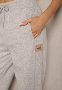 Renee - Jasnoszare Spodnie Dresowe Joggery z Bawełny Falaniela. Okazja: na co dzień. Kolor: szary. Materiał: bawełna, dresówka. Styl: casual, elegancki #3