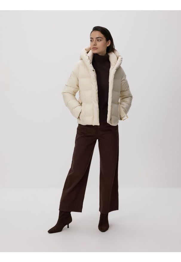 Reserved - Kurtka z paskiem - kremowy. Kolor: kremowy. Materiał: tkanina