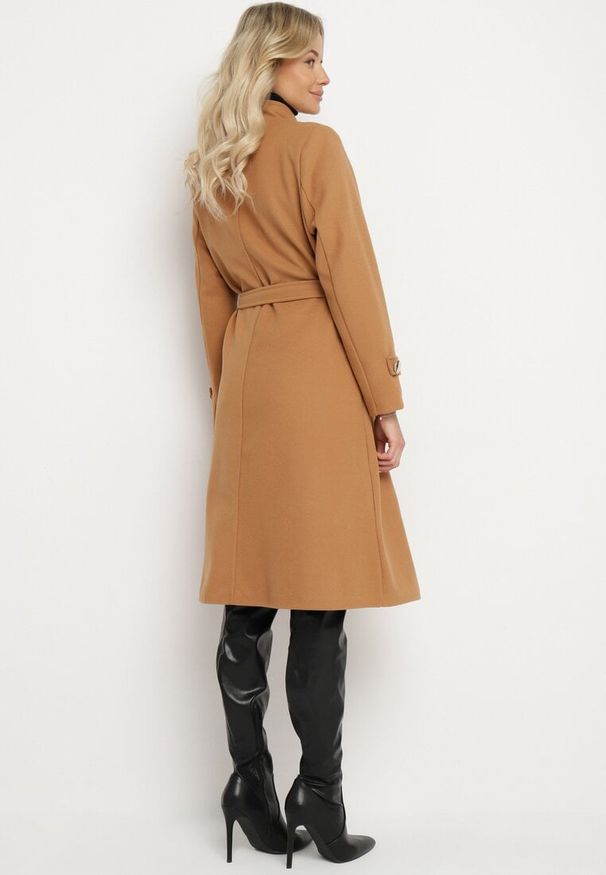 Born2be - Jasnobrązowy Płaszcz o Szlafrokowym Kroju z Asymetrycznym Dekoltem Wiązany w Pasie Inaviah. Okazja: na co dzień. Kolor: brązowy. Materiał: jeans. Styl: elegancki, casual