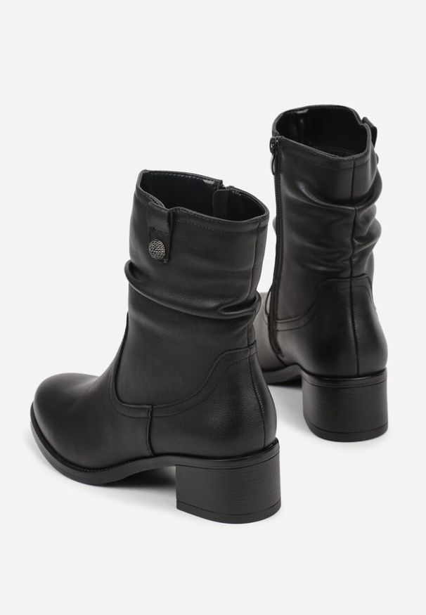 Born2be - Czarne Skórzane Botki na Klocku z Marszczoną Cholewką Vilerie. Okazja: na co dzień, na randkę. Zapięcie: zamek. Kolor: czarny. Materiał: skóra. Szerokość cholewki: normalna. Obcas: na obcasie. Styl: casual, elegancki. Wysokość obcasa: średni