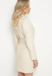 Born2be - Beżowa Sukienka w Stylu Marynarki z Paskiem i Usztywnionymi Ramionami Etinella. Okazja: na co dzień. Kolor: beżowy. Materiał: jeans. Styl: casual, klasyczny