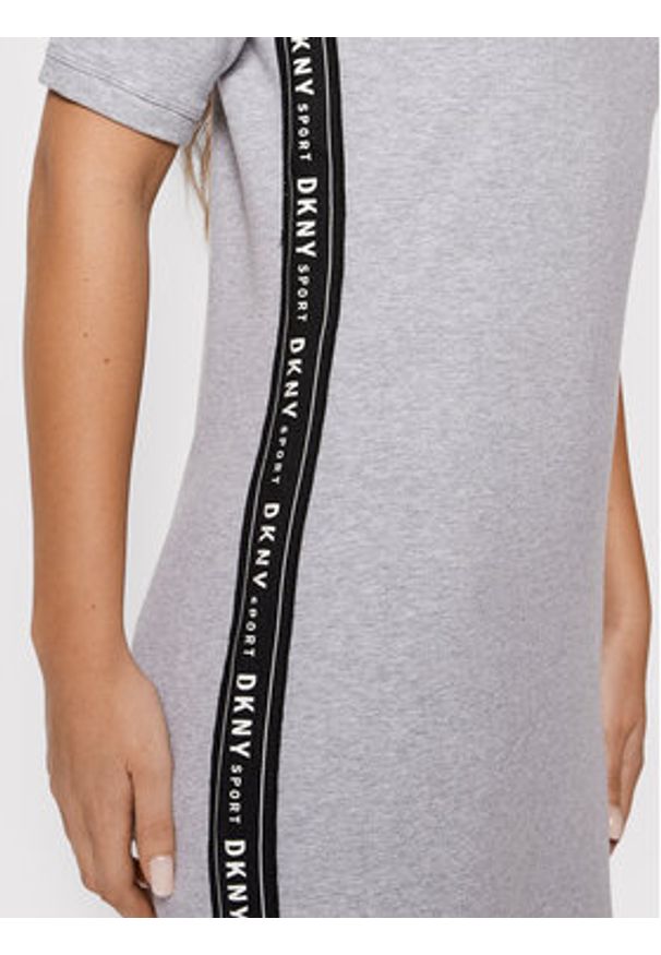 DKNY Sport Sukienka codzienna DP1D4250 Szary Regular Fit. Okazja: na co dzień. Kolor: szary. Materiał: bawełna. Typ sukienki: proste, sportowe. Styl: sportowy, casual