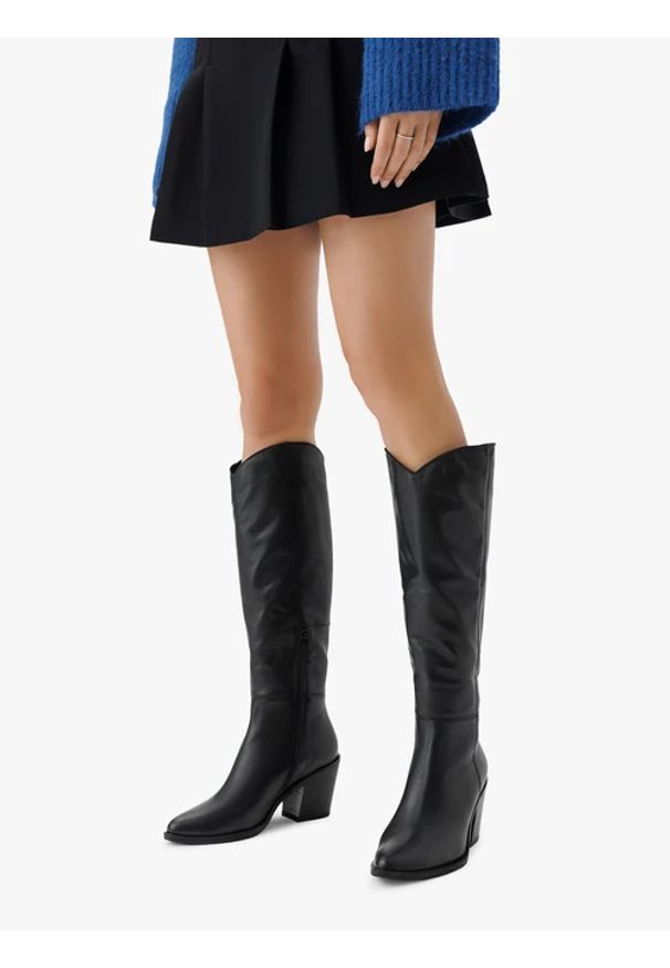 Ryłko - Czarne kozaki ze skóry licowej. Okazja: na co dzień. Zapięcie: zamek. Kolor: czarny. Szerokość cholewki: normalna. Wysokość cholewki: przed kolano. Materiał: skóra. Obcas: na obcasie. Styl: klasyczny, casual. Wysokość obcasa: średni