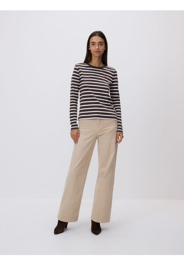 Reserved - Longsleeve z haftem - ciemnobrązowy. Kolor: brązowy. Materiał: dzianina, bawełna. Długość rękawa: długi rękaw. Wzór: haft