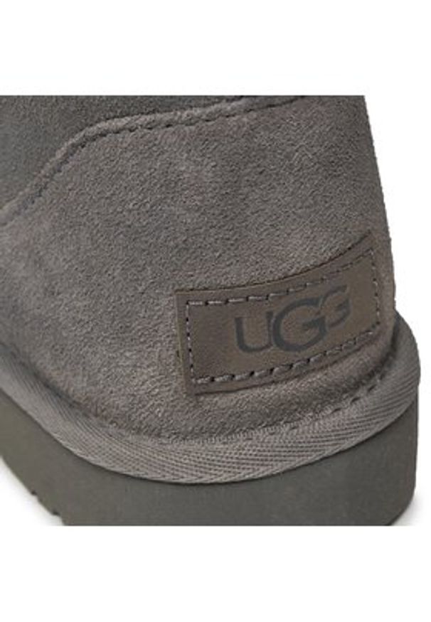 Ugg Śniegowce W Classic Mini II 1016222 Szary. Kolor: szary. Materiał: skóra
