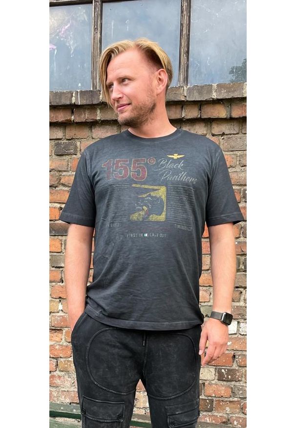 Czarny t-shirt z efektem sprania Aeronautica Militare. Kolor: czarny. Materiał: bawełna. Wzór: nadruk, motyw zwierzęcy