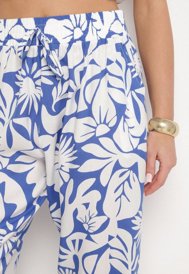 Born2be - Niebieskie Wiskozowe Spodnie z Wysokim Stanem w Kwiaty Nilandria. Okazja: na co dzień. Stan: podwyższony. Kolor: niebieski. Materiał: wiskoza. Wzór: kwiaty. Styl: casual, klasyczny