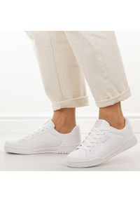 Białe półbuty damskie American Club Rl153. Okazja: na co dzień. Nosek buta: okrągły. Kolor: biały. Materiał: skóra. Szerokość cholewki: normalna. Sezon: wiosna, jesień, lato. Styl: casual, klasyczny, sportowy #1