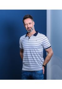 Pako Jeans - Koszulka POLO z Kołnierzykiem, Biała w Paski, Prążki Krótki Rękaw -PAKO JEANS. Okazja: na co dzień. Typ kołnierza: polo. Kolor: biały. Materiał: bawełna. Długość rękawa: krótki rękaw. Długość: krótkie. Wzór: paski, prążki. Styl: casual #2