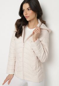 Born2be - Jasnobeżowa Pikowana Kurtka z Kapturem z Możliwością Odpięcia Natisme. Okazja: na co dzień. Typ kołnierza: kaptur. Kolor: beżowy. Materiał: jeans. Styl: casual, elegancki #5