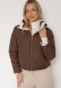 Born2be - Brązowa Dwustronna Pikowana Kurtka z Futerkiem w Łaty Meviatella. Okazja: na co dzień. Kolor: brązowy. Materiał: futro. Styl: casual, klasyczny #2