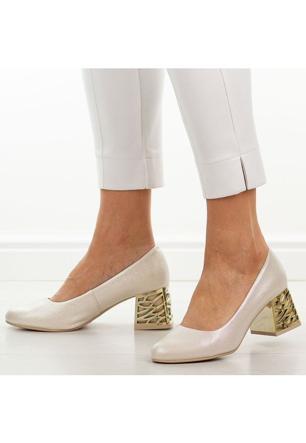 Złote mar. Polskie czółenka damskie Suzana 594. Okazja: na co dzień. Nosek buta: okrągły. Kolor: złoty. Szerokość cholewki: normalna. Materiał: skóra. Sezon: wiosna, lato, jesień. Obcas: na obcasie. Styl: wizytowy, casual, klasyczny, elegancki. Wysokość obcasa: średni