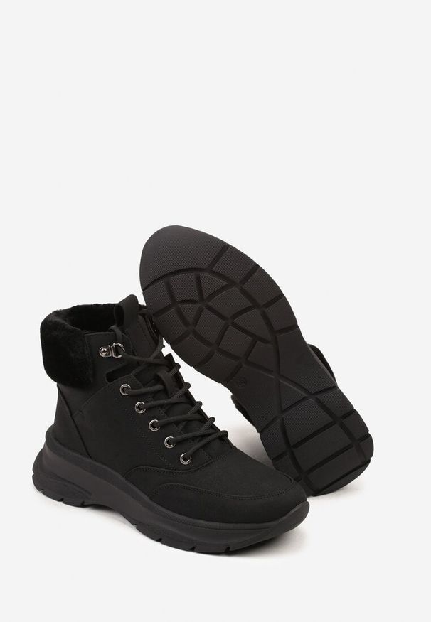 Born2be - Czarne Trapery na Grubej Podeszwie Ozdobione Futerkiem Furitte. Okazja: na co dzień. Kolor: czarny. Materiał: futro. Wzór: aplikacja. Styl: klasyczny, casual