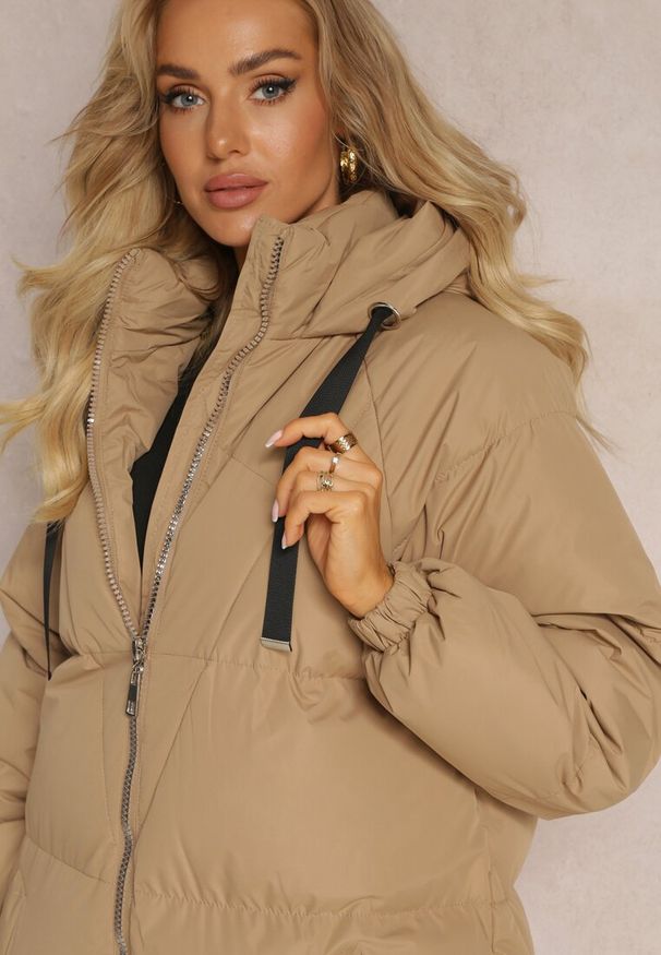 Renee - Ciemnobeżowa Długa Kurtka Pikowana Płaszcz z Kapturem Serea. Okazja: na co dzień. Typ kołnierza: kaptur. Kolor: beżowy. Materiał: jeans. Długość: długie. Styl: casual