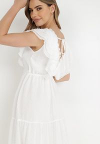 Born2be - Biała Sukienka Diomena. Typ kołnierza: kołnierz z falbankami. Kolor: biały. Materiał: tkanina, koronka. Wzór: koronka. Długość: maxi #3