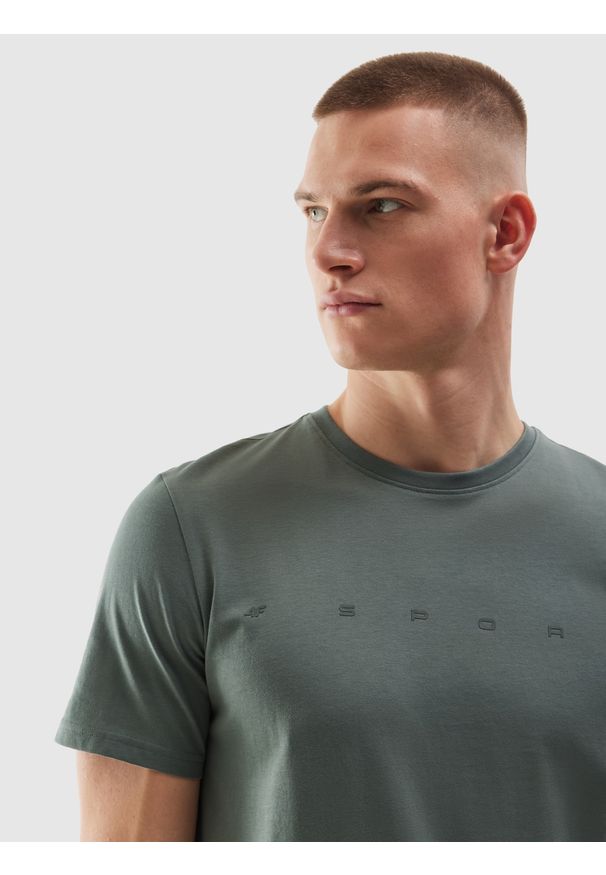 4f - 4F T-shirt regular z bawełny organicznej z nadrukiem męski - khaki S. Okazja: na co dzień. Kolor: oliwkowy, brązowy, wielokolorowy. Materiał: bawełna. Długość rękawa: krótki rękaw. Długość: krótkie. Wzór: nadruk. Styl: sportowy, casual, klasyczny