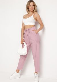 Born2be - Różowe Spodnie z Talią Paper Pag z Wiązanym Sznurkiem Munisetti. Okazja: na co dzień. Kolor: różowy. Styl: casual #4