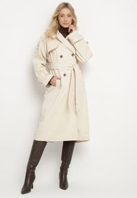 Born2be - Beżowy Dwurzędowy Płaszcz Trencz z Wiązanym Paskiem Rozcięciem i Klapą Terezi. Okazja: na co dzień. Kolor: beżowy. Materiał: jeans. Styl: casual, elegancki, klasyczny #1