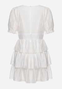 Born2be - Biała Sukienka o Rozkloszowanym Kroju z Bufiastymi Rękawami i Falbankami Elfea. Typ kołnierza: kołnierz z falbankami. Kolor: biały. Materiał: włókno. Styl: klasyczny #2