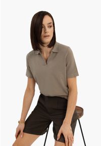 Volcano - Bluzka z kołnierzem w serek TM-JUNA. Okazja: na co dzień, na spotkanie biznesowe, do pracy. Typ kołnierza: dekolt w serek. Materiał: dzianina, wiskoza, poliamid. Długość rękawa: długi rękaw. Długość: krótkie. Wzór: gładki. Styl: casual, biznesowy, elegancki, klasyczny #1