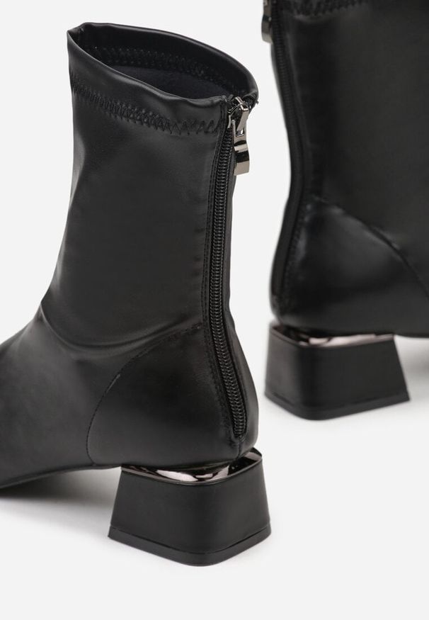 Renee - Czarne Eleganckie Botki VICES Skarpetkowe na Klocku z Metalicznym Zdobieniem Rivite. Okazja: na co dzień. Zapięcie: zamek. Kolor: czarny. Materiał: skóra, jeans. Wzór: aplikacja. Obcas: na obcasie. Styl: elegancki. Wysokość obcasa: średni