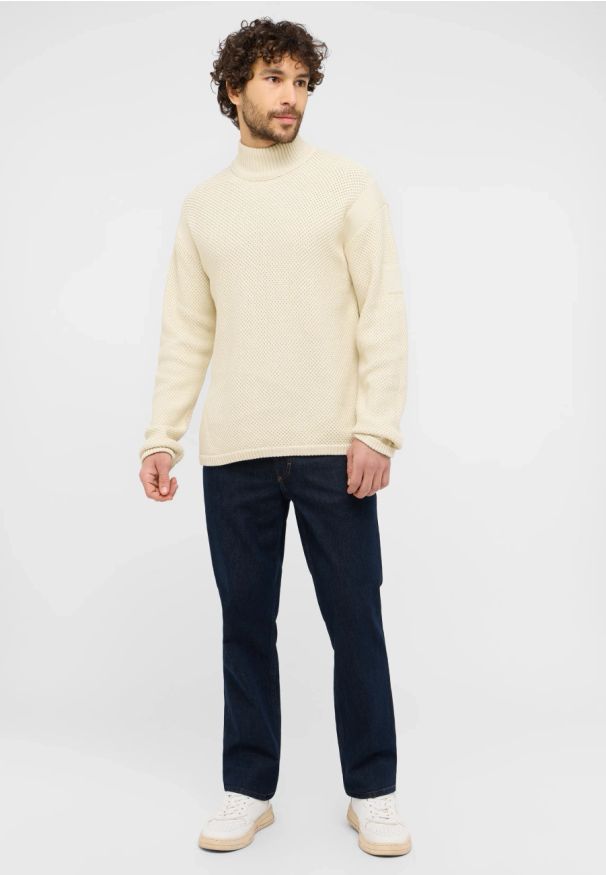 Mustang Style Elwood Light Gray 1015816 3003 MĘSKI SWETER. Okazja: na co dzień. Typ kołnierza: golf. Materiał: bawełna. Długość rękawa: długi rękaw. Długość: długie. Styl: casual, elegancki, klasyczny