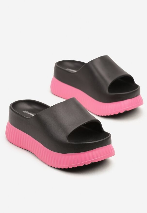 Born2be - Czarne Klapki na Grubej Tłoczonej Podeszwie Vallirea. Okazja: na co dzień, na spacer. Kolor: czarny. Wzór: kwiaty. Sezon: lato. Styl: casual, elegancki