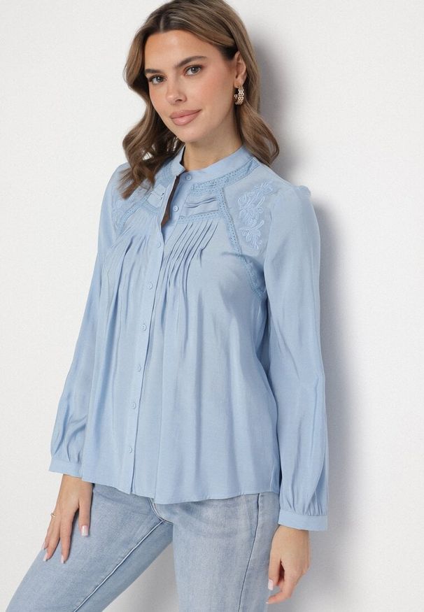 Born2be - Jasnoniebieska Koszula z Ozdobnym Haftem Nanania. Okazja: na spacer, na co dzień. Kolor: niebieski. Materiał: jeans. Wzór: haft. Styl: casual, elegancki