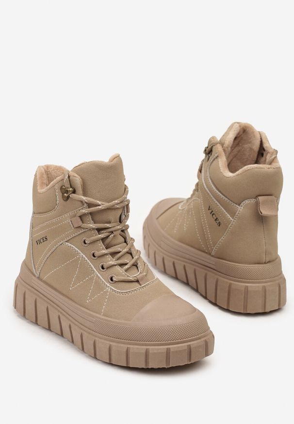 Born2be - Ciemnobeżowe Botki Trapery Vices na Grubej Tłoczonej Podeszwie z Przeszyciami Amarrise. Okazja: na co dzień. Kolor: beżowy. Materiał: jeans. Styl: casual