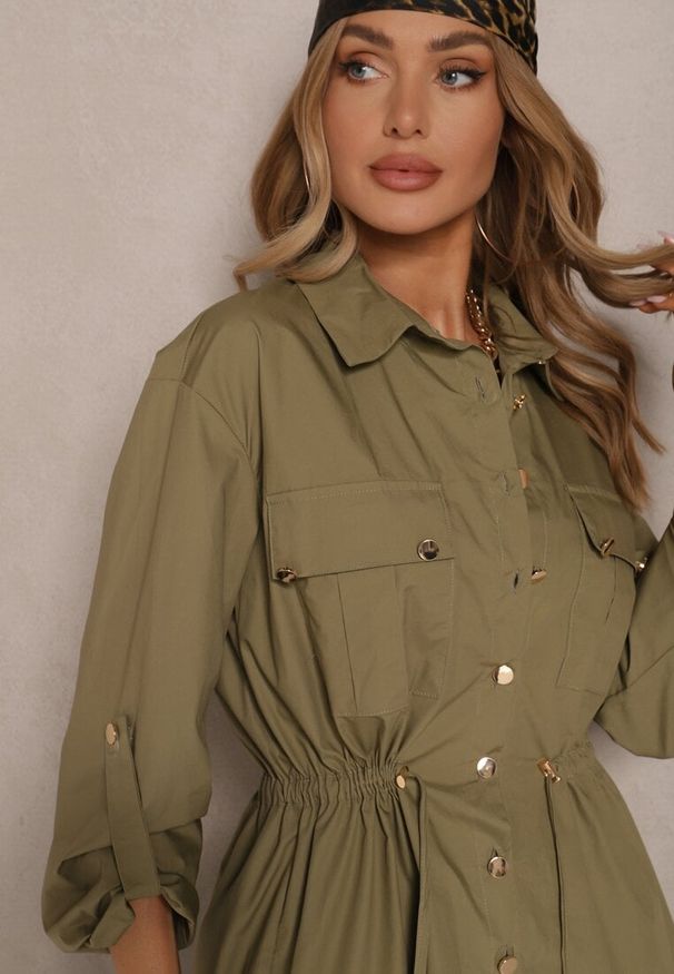 Renee - Ciemnozielona Koszula z Bawełny ze Ściągaczem w Pasie i Ozdobnymi Guzikami Mepirae. Okazja: na spotkanie biznesowe. Typ kołnierza: kołnierzyk klasyczny. Kolor: zielony. Materiał: bawełna. Długość rękawa: długi rękaw. Długość: długie. Styl: klasyczny, biznesowy