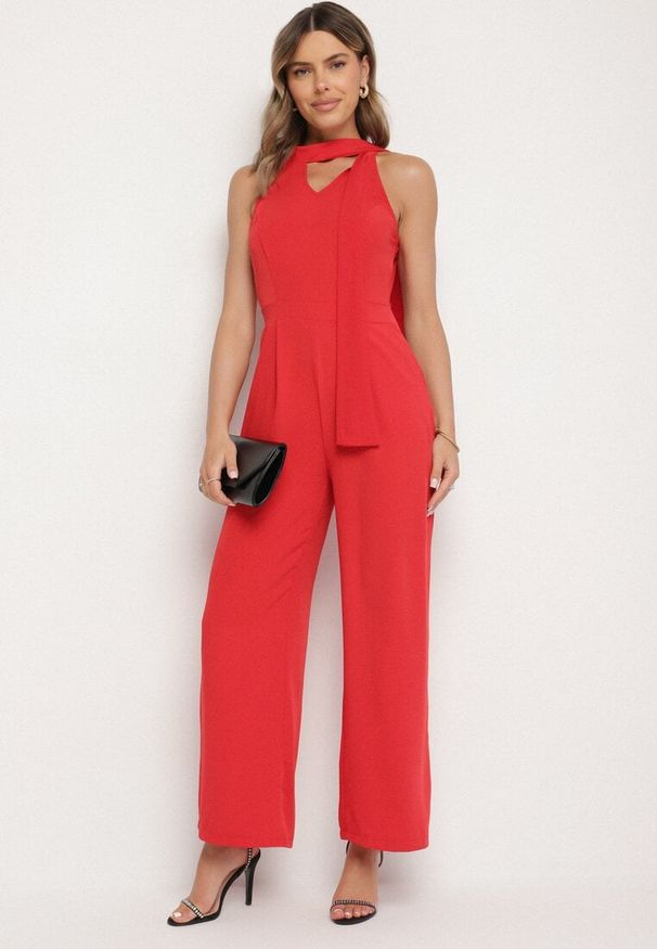 Born2be - Czerwony Kombinezon Bez Rękawów z Ozdobnym Wiązaniem i Szerokimi Nogawkami Silarine. Okazja: na co dzień. Kolor: czerwony. Materiał: jeans. Długość rękawa: bez rękawów. Styl: klasyczny, casual, elegancki, sportowy