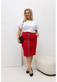 Moda Size Plus Iwanek - Czerwona dresowa spódnica Bea na gumce OSTATNIE SZTUKI PLUS SIZE XXL. Kolekcja: plus size. Kolor: czerwony. Materiał: dresówka. Długość: do kolan. Wzór: aplikacja. Styl: elegancki #1