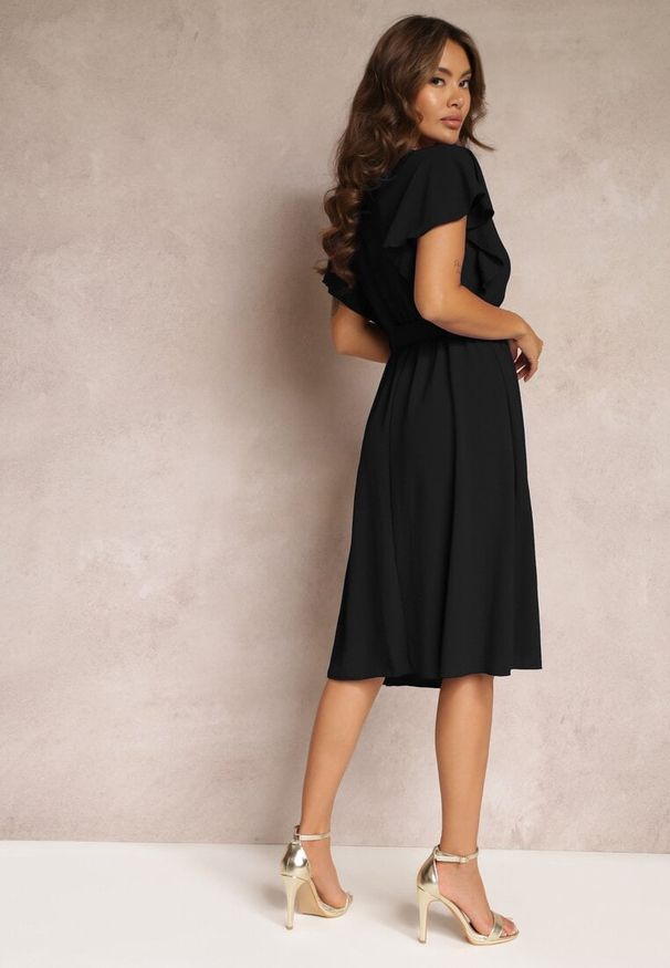 Renee - Czarna Rozkloszowana Sukienka z Paskiem i Kopertowym Dekoltem Brinea. Typ kołnierza: kołnierz z falbankami. Kolor: czarny. Typ sukienki: kopertowe. Styl: wakacyjny