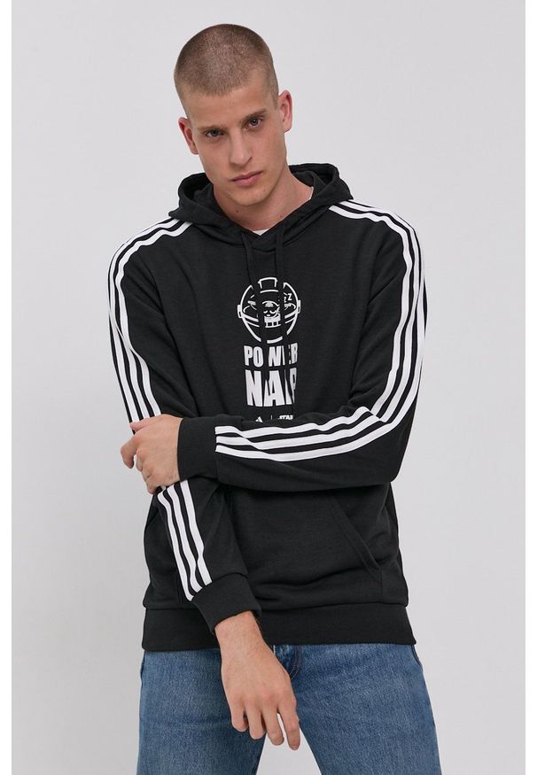 Adidas - adidas Bluza GS6321 męska kolor czarny z kapturem z nadrukiem. Okazja: na co dzień. Typ kołnierza: kaptur. Kolor: czarny. Materiał: materiał, dzianina, włókno. Wzór: nadruk, motyw z bajki. Styl: casual