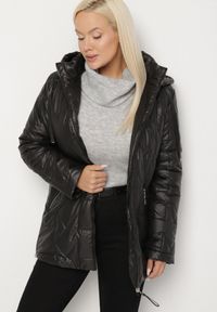 Born2be - Czarna Pikowana Kurtka Ozdobiona Pikowaniem z Odpinanym Kapturem Falerosa. Okazja: na spacer, na co dzień. Kolekcja: plus size. Kolor: czarny. Materiał: jeans. Wzór: aplikacja. Styl: casual #5