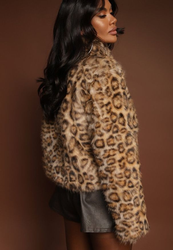 Renee - Brązowa Panterkowa Kurtka Futerko z Wiskozą Serintinnia. Kolor: brązowy. Materiał: futro, wiskoza. Wzór: motyw zwierzęcy. Styl: elegancki