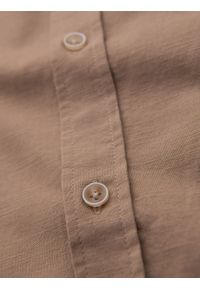 Ombre Clothing - Koszula męska lniana z klasycznym kołnierzykiem i kieszeniami REGULAR FIT – jasnobrązowa V7 - Rozmiar: XXL. Okazja: na co dzień. Typ kołnierza: kołnierzyk klasyczny. Kolor: brązowy. Materiał: len. Długość: długie. Wzór: aplikacja. Sezon: wiosna, lato. Styl: klasyczny #7