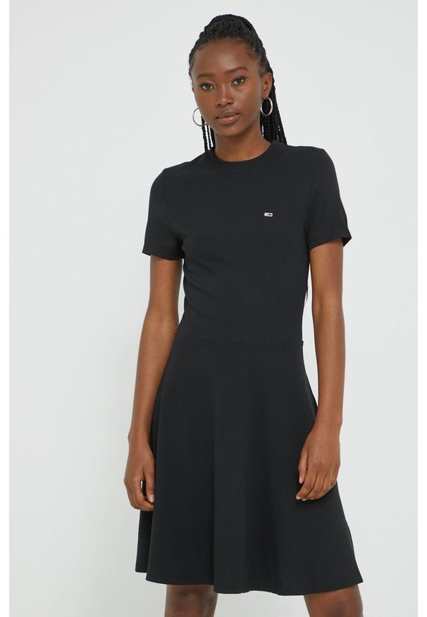 Tommy Jeans sukienka kolor czarny mini rozkloszowana. Kolor: czarny. Materiał: tkanina. Długość rękawa: krótki rękaw. Wzór: gładki. Typ sukienki: rozkloszowane. Długość: mini