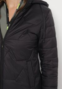 Born2be - Czarna Pikowana Kurtka z Odpinanym Kapturem Noridi. Okazja: na co dzień. Kolor: czarny. Materiał: jeans. Styl: klasyczny, casual, elegancki #4