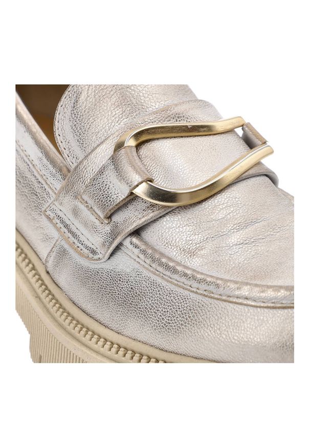 Złote Półbuty Nessi Eleganckie Obuwie Damskie. Okazja: na co dzień, do pracy, na spotkanie biznesowe. Zapięcie: klamry. Kolor: złoty. Materiał: skóra. Styl: elegancki