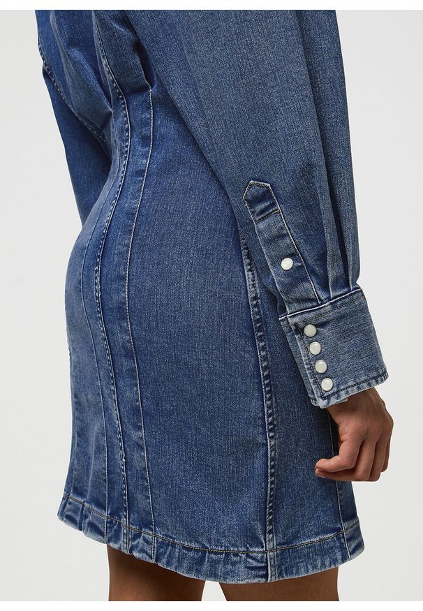 Wrangler - DAMSKA SUKIENKA JEANSOWA WRANGLER DARTED SKIRT DRESS SAPPHIRE TRACE 112370802. Materiał: jeans